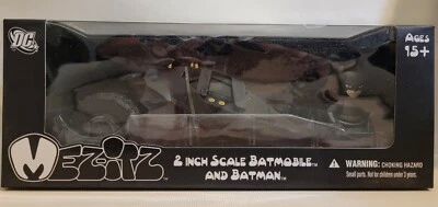 Batman The Dark Knight Rises Batimóvil Escala 2" y Batman 2012 DC Mez-itz Foto 1 de 4