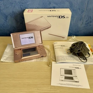 Console Nintendo DS Lite Rosa Completo con scatola E Caricabatterie PERFETTO - Foto 1 di 20
