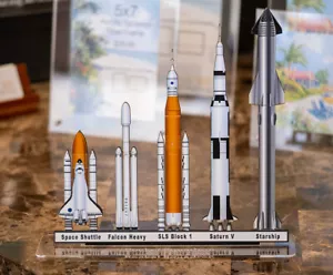 Modellino a 5 razzi - Shuttle, Falcon, SLS Block 1, Saturn V, Starship - larghezza 12" - Foto 1 di 8