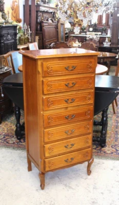 Cajonera francesa de arce Luis XV | Cómoda Tallboy de 7 cajones Foto 1 de 4