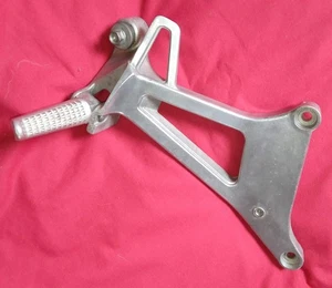 Soziusfußraste / Fußraste hinten rechts Honda VFR750 F RC36 Bj.90-93 - Bild 1 von 4