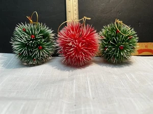 3 Vintage Weihnachtsschmuck rot grün MCM Kunststoff Kiefer Bommel 3,25" Kugeln - Bild 1 von 16