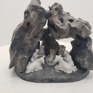Pequeño belén de piedra hecho a mano con figuras de plástico - Imagen 1 de 6