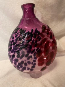 Seltene mundgeblasene Glasvase groß fuchsia mit Mustern, einige erhöht 10,25" hoch - Bild 1 von 12