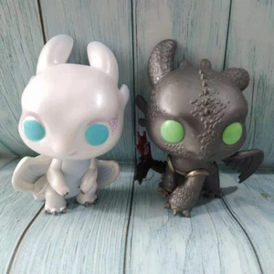Juego de vinilo Funko Pop Cómo entrenar a tu dragón: sin dientes #686 y furia ligera #687 - Imagen 1 de 8