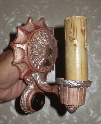 UN ACCESORIO DE PARED APLIQUE DE HIERRO FUNDIDO ANTIGUO DE LA ERA DECO GÓTICO AÑOS 20 POR LINCOLN Co. Foto 1 de 4