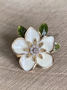 Small Cream Enamel Flower Leaf Brooch Shawl Scarf Pin Retro Vintage Style - Picture 1 of 4