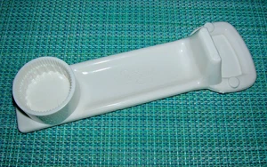 The Pampered Chef Easy Opener Plastic Magnetic Bottle Can Opener #2590 6" EUC - Picture 1 of 3