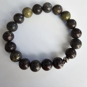 Brazalete de estiramiento de cuentas redondas de piedras preciosas de sangre de 10 mm de 6" - Imagen 1 de 3