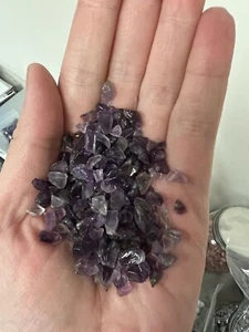 Chips de cristal de amatista caídas 6,5 oz piedras preciosas a granel piedras naturales sin perforar - Imagen 1 de 2