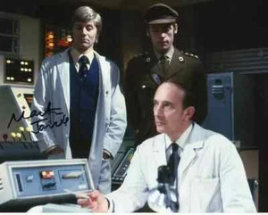 Doctor Who Autograph: MARTIN JARVIS (Invasion of the Dinosaurs) Signed Photo - Picture 1 of 1