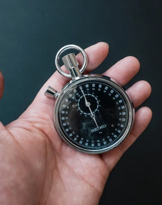 Винтажный секундомер SEIKO 88-5061, серебристый корпус с черным циферблатом. - Изображение 1 из 4