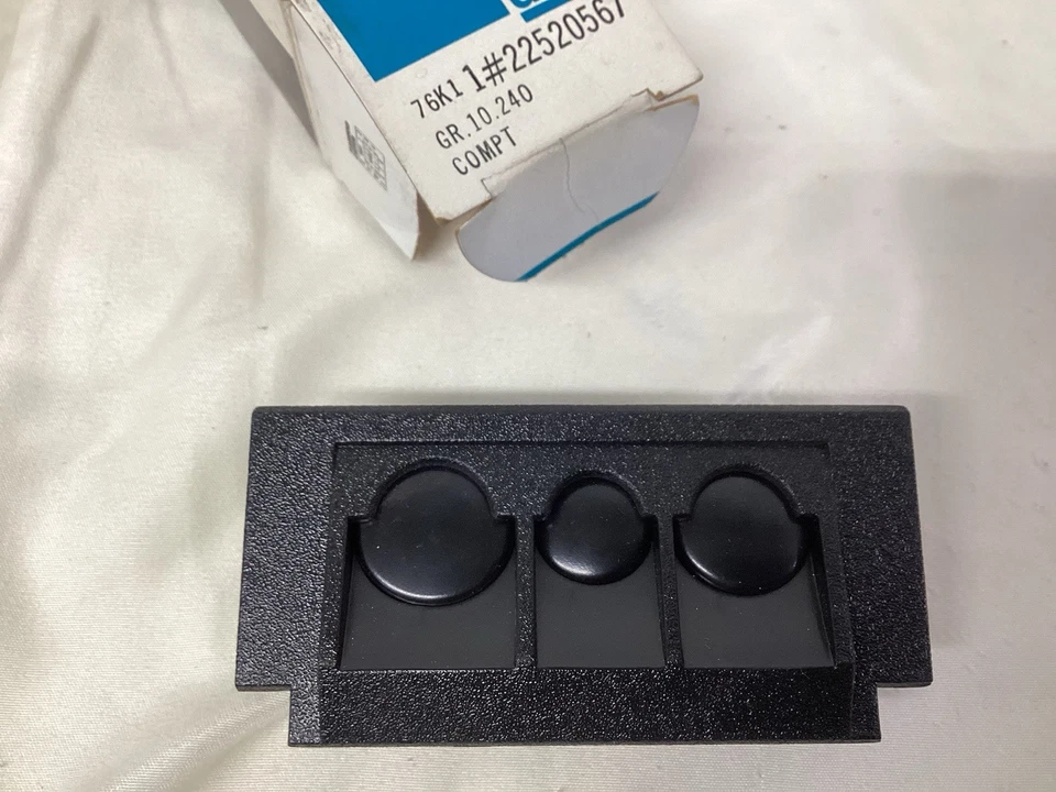 Portamonedas consola GM 22520567 genuino nuevo de stock, Oldsmobile Calais 1985-1991 Foto 1 de 4