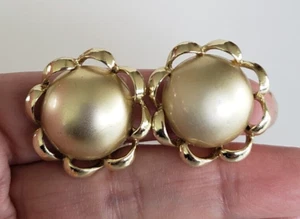 Pendientes Clip Racimo Vintage Kramer Perla Mate Cabujón Tono Dorado 1-1/8" - Imagen 1 de 5