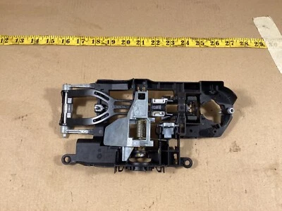 BMW 740i 750i 2011-2016 soporte de manija de puerta exterior trasero derecho 7175732 OEM Foto 1 de 4