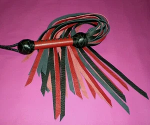 Flogger de cuero Buffalo 30 pestañas látigo rojo y negro unisex, hecho a mano SA - Imagen 1 de 4