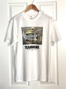 Nike Herren Teamwork Makes The Dream Work Tee T-Shirt Größe S Neu mit Etikett HF0001 - Bild 1 von 10