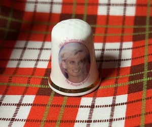 DIANA - PRINCESA DE GALES 1961 -1997 - UN TRIBUTO CHINA DE HUESO RECUERDO DEDAL A52 - Imagen 1 de 8