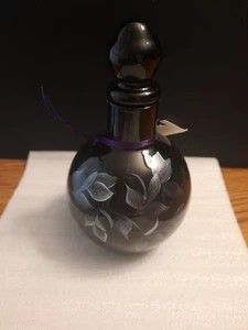 Schwarze Kosmetikflasche handbemalt opalisierend Blumenmuster signiert - Bild 1 von 5