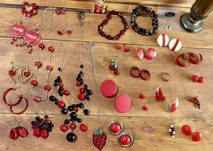 Lotto di 30 gioielli rossi vintage ad oggi, 3 collane 22 orecchini 2 bracciali spilla altro - Foto 1 di 11