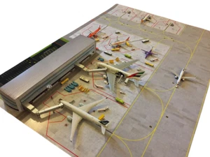 AMS Maßstab 1:400 & 1/500 Papier Flughafen Matte mit Terminal Modellflugzeug - Bild 1 von 7