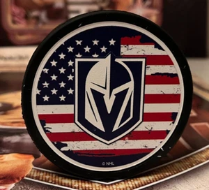 Vegas Golden Knights Apprezzamento Militare Bandiera Americana Hockey Puck Vs Carolina - Foto 1 di 5