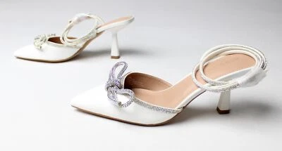 Zapatos de salón BCBGeneration para mujer con adornos suaves JL3 blancos talla US: 9,5 UK: 6,5 Foto 1 de 4