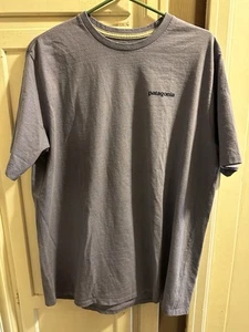 T-shirt uomo Patagonia P-6 logo Responsabili S/S nuova con etichette/viola rustica/lg - Foto 1 di 3