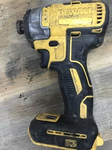 20V 1/4'' IMPACT DEWALT DCF887 PARTS OR REPAIR ONLY LOT 167 - Picture 1 of 3
