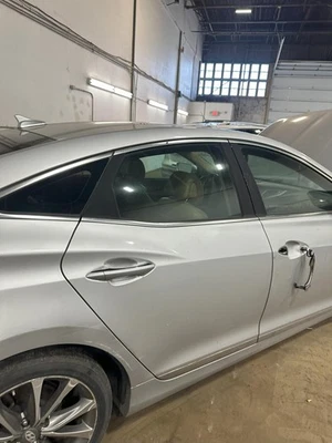 Puerta trasera derecha vidrio usado se adapta a: Hyundai Azera 2015 trasera derecha grado A Foto 1 de 4
