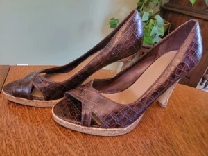 Fioni Womens Sz 8.5 Brown Faux Alligator Peep Toe Cork Block Heels *flaws - Picture 1 of 16