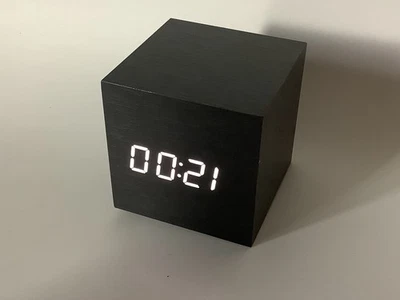 Clickclock Cube schwarz Holzoptik Click Clock Uhr Wecker LED Neuwertig OVP - Bild 1 von 3