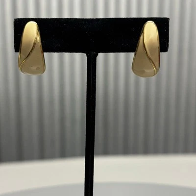 Pendientes Corona Trifari Clip Esmalte Crema Tono Dorado Abstracto Vintage Firmado Foto 1 de 4