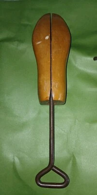 Camilla antigua vintage con forma de zapato de madera y metal torcida zapatero 14" de largo  Foto 1 de 4