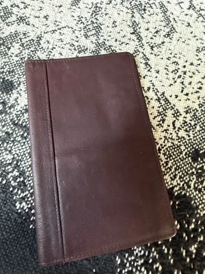 Cubierta de chequera Dilana. Cuero Borgoña Foto 1 de 4