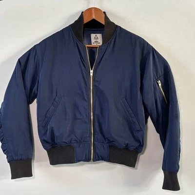 Chaqueta de bombardero UNIF Urban Outfitters azul marino utilitaria con cremallera talla MEDIANA Foto 1 de 4
