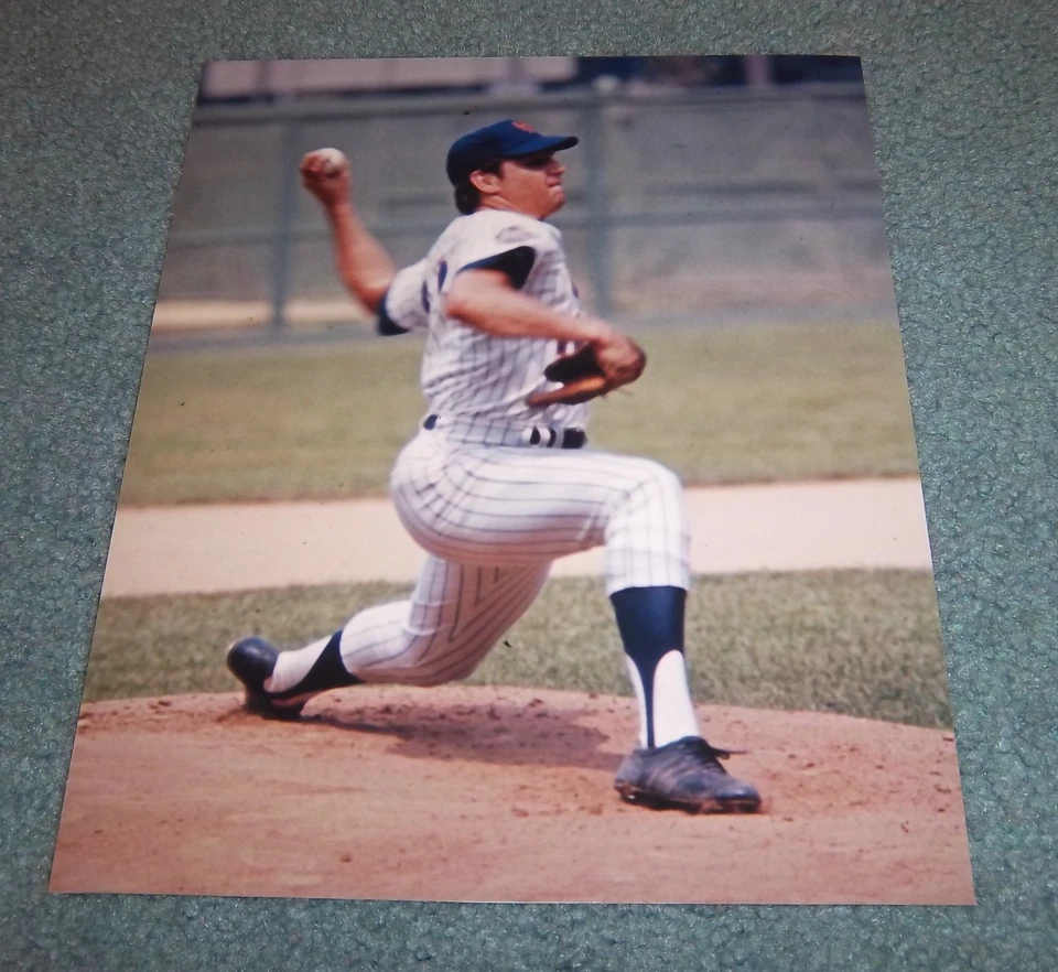 New York Mets Tom Seaver Unsigned 8x10 Photo HOF - Image 1 of 1