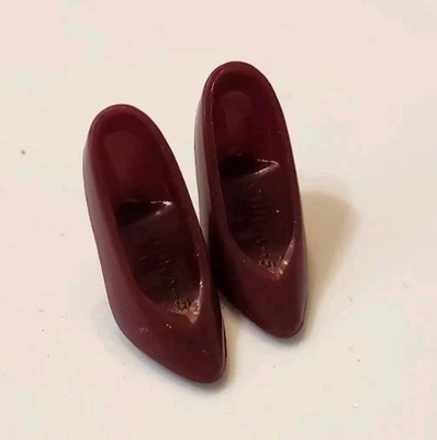 ZAPATOS DE SALÓN BARBIE TACONES ROJO OSCURO SIMPLES LISOS AÑOS 90 ESTILO DE MODA LINDOS ZAPATOS DE MUÑECA Foto 1 de 2