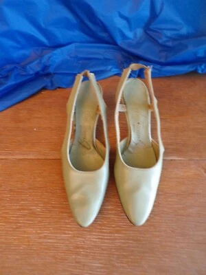 Par de zapatos vintage para dama The American Girl verde con tira trasera de 2 1/2" tacones Foto 1 de 4