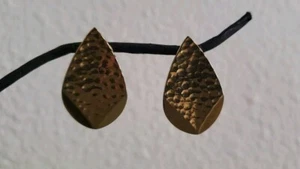 Vintage Textured Gold Tone CLIP ON earrings - Picture 1 of 2