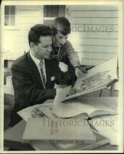 Foto de prensa 1968 Dr da Silva e hijo, Manuel, mira mapas de exploradores portugueses - Imagen 1 de 2