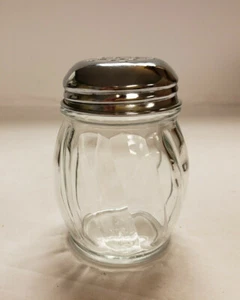 Parmesan Cheese/ Hot pepper shaker, Glass with Metal lid Made in Taiwan by Traex - Picture 1 of 4