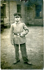 Foto-AK COTTBUS Soldat auf Hof 1915 Feldpost gelaufen n. NEUKÖLLN /BERLIN - Bild 1 von 1
