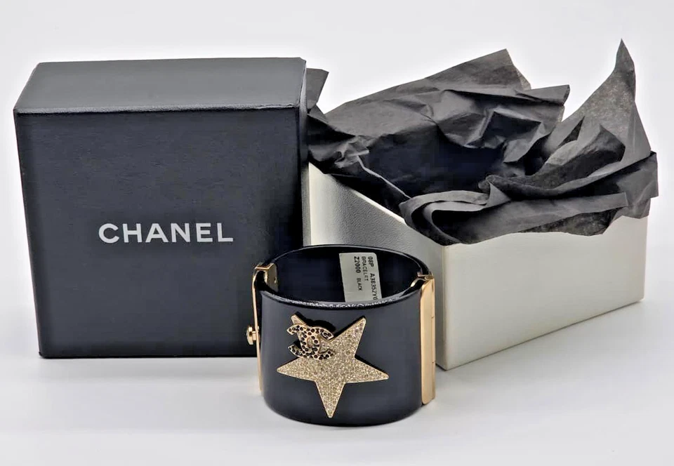 香奈儿黑色树脂宽袖口手链 – 水晶星 & CC 标志带盒 — 第 1/4 张图片