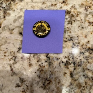 America’s Foist Family, kleiner Pin, schwarz & gelb, - Bild 1 von 3