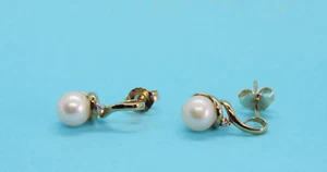 Pendientes de poste de perlas cultivadas para damas con 1 diamante de acento cada uno - oro amarillo de 10 K - Imagen 1 de 3