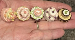 VTG Miniature Dollhouse Ceramic Decorated Cakes - Bild 1 von 9
