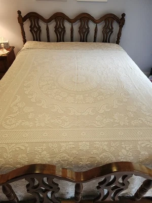 Colcha de Colección Bates Queen Elizabeth Matelasse con Flecos Beige y Blanco Tamaño Doble Foto 1 de 4