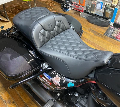 Asiento y respaldo de alcance extendido para sofá de carretera Saddlemen se adapta a Harley Touring 2008-2024 Foto 1 de 4