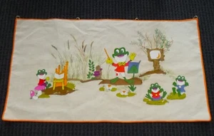 Applique vintage metà secolo in feltro e lino arazzo da appendere a parete DIVERTIMENTO RANA musicisti - Foto 1 di 12